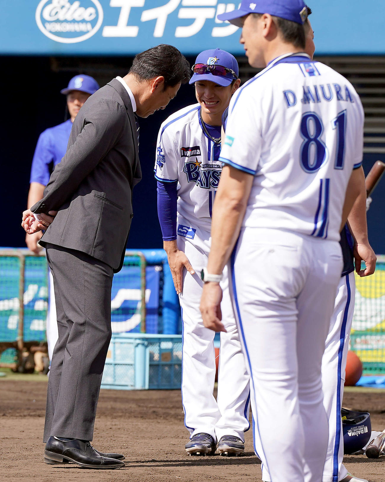 視察に訪れた侍ジャパン井端監督（左）と握手を交わすDeNAドラフト1位の度会（撮影・たえ見朱実）