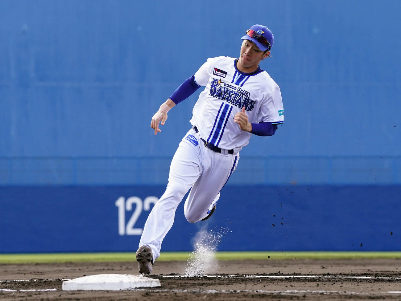 走塁の練習をするDeNAドラフト1位の度会（撮影・たえ見朱実）
