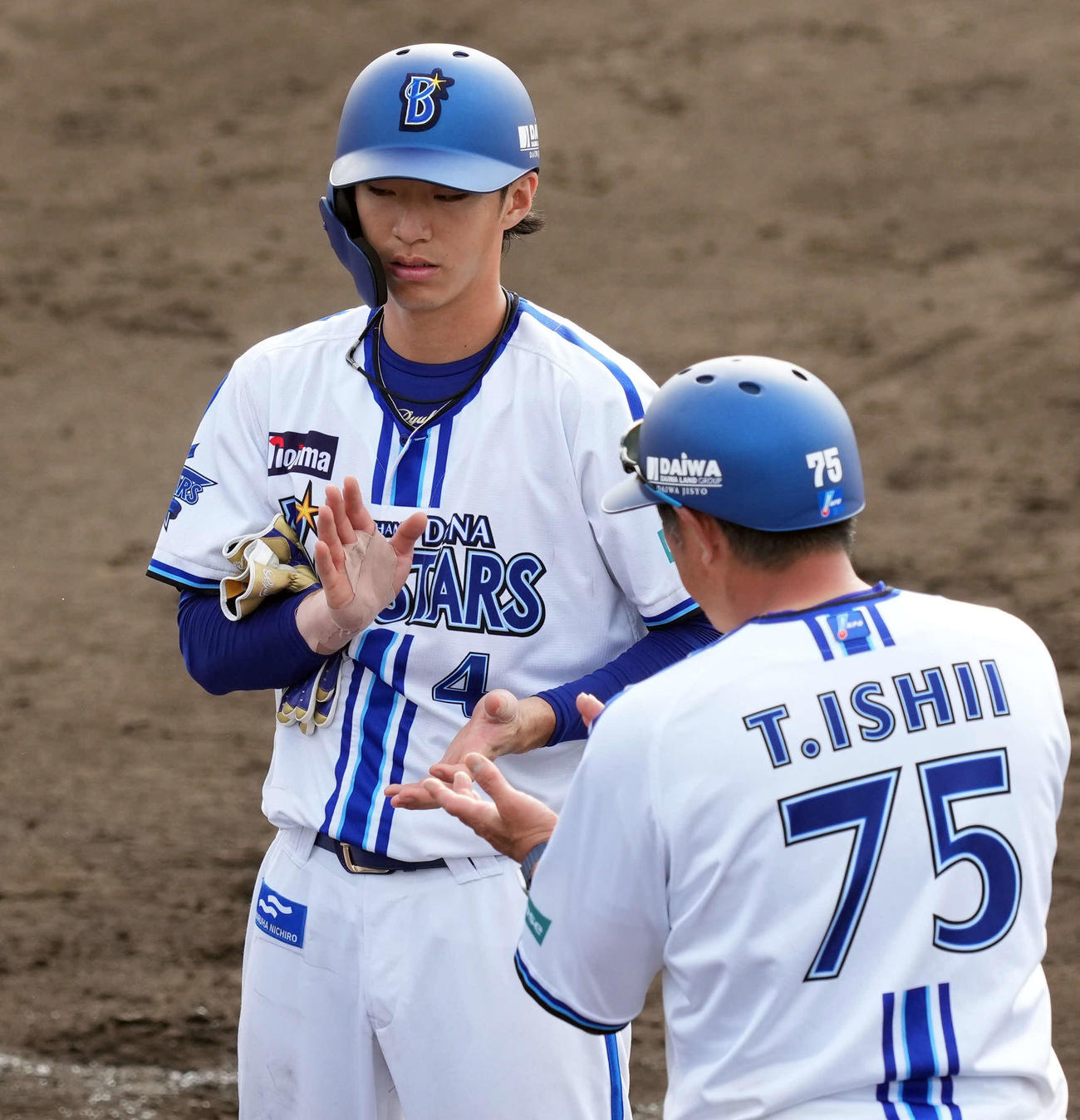 DeNA度会の右手はテーピングで巻かれていた（撮影・たえ見朱実）