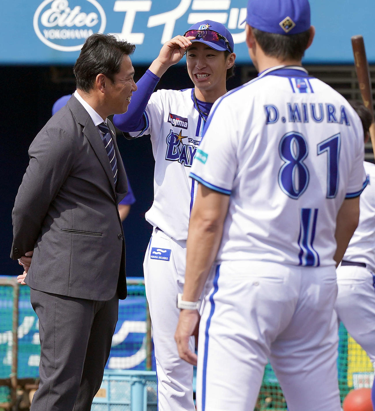 視察に訪れた侍ジャパン井端監督（左）にあいさつをするDeNAドラフト1位の度会（撮影・たえ見朱実）