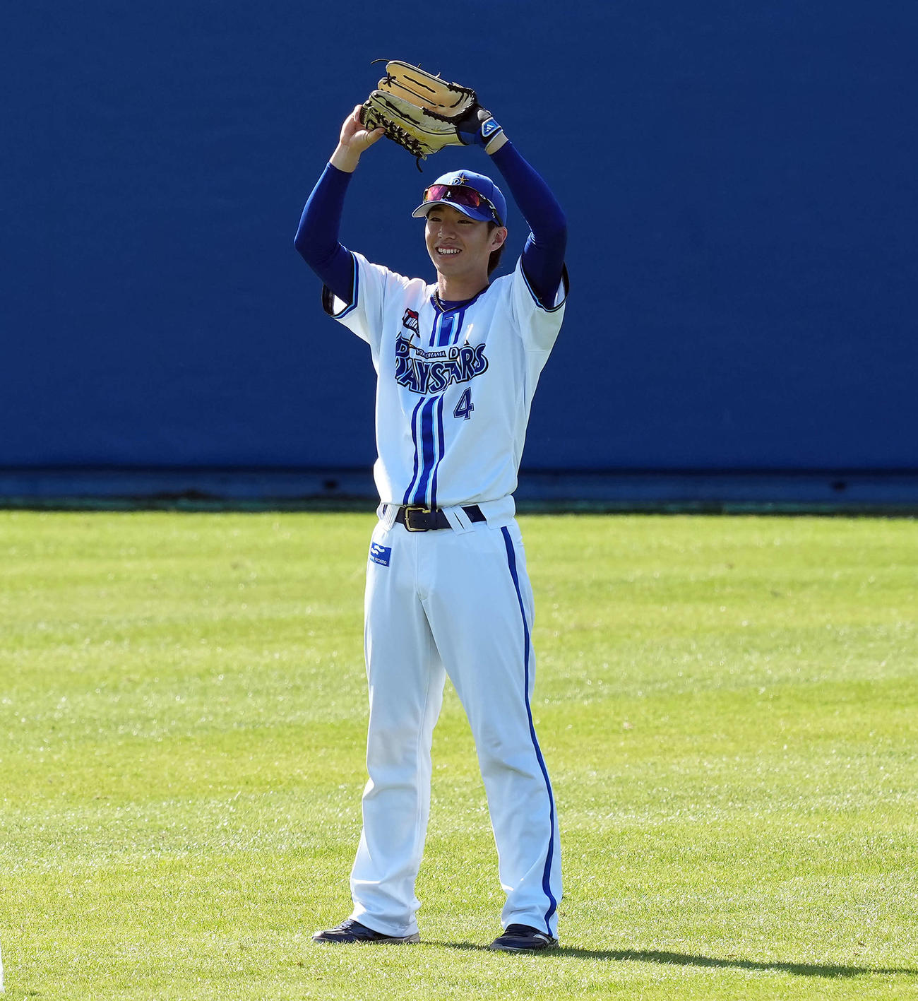守備練習で丸印を出すDeNAドラフト1位の度会（撮影・たえ見朱実）