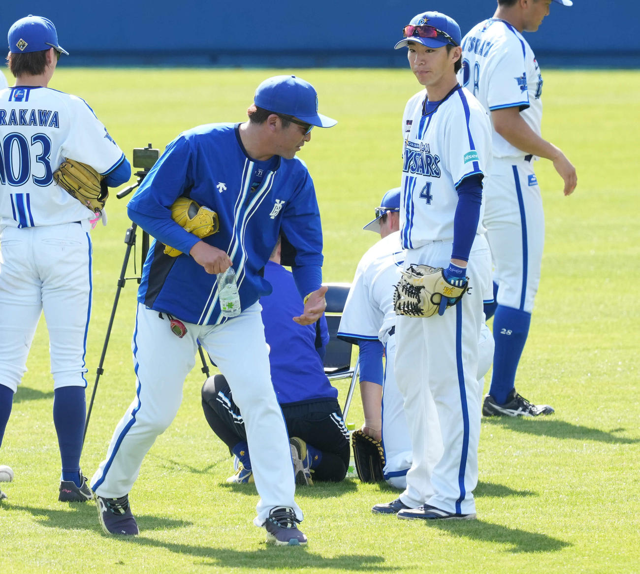 小池コーチからアドバイスを受けるDeNAドラフト1位の度会（撮影・たえ見朱実）