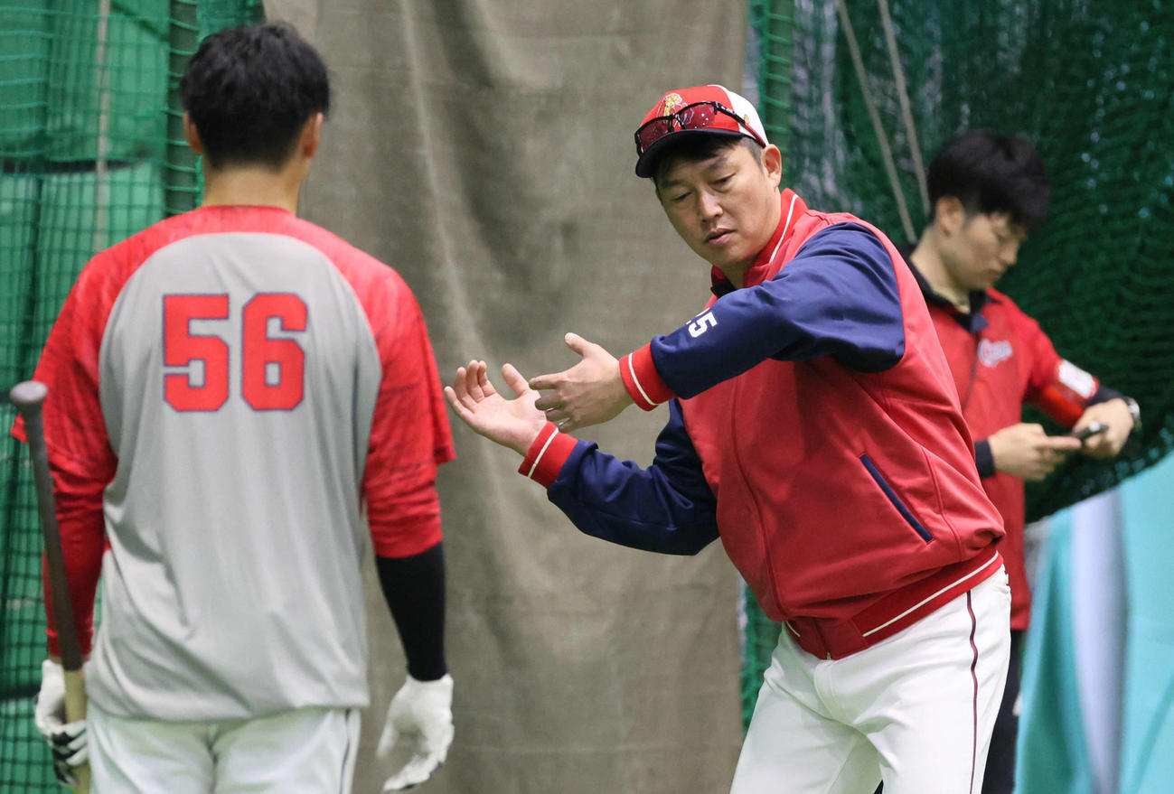 広島久保（左）に打撃指導する新井監督（撮影・加藤孝規）