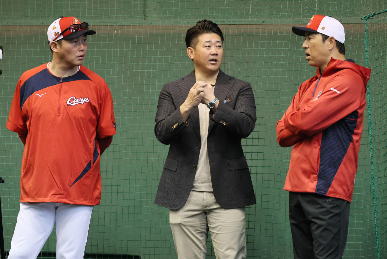 ブルペンで話し合う左から広島新井監督、松坂大輔氏、黒田球団アドバイザー（撮影・加藤孝規）