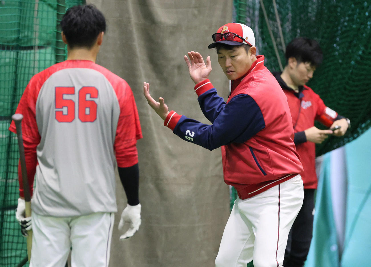 広島久保（左）に打撃指導する新井監督（撮影・加藤孝規）