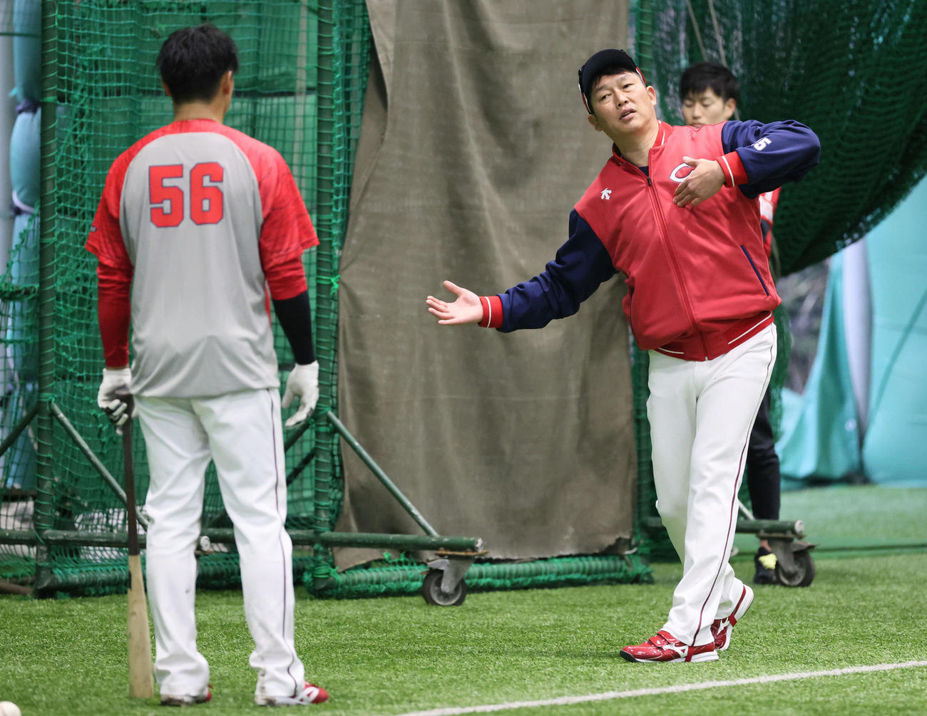 広島久保（左）に打撃指導する新井監督（撮影・加藤孝規）