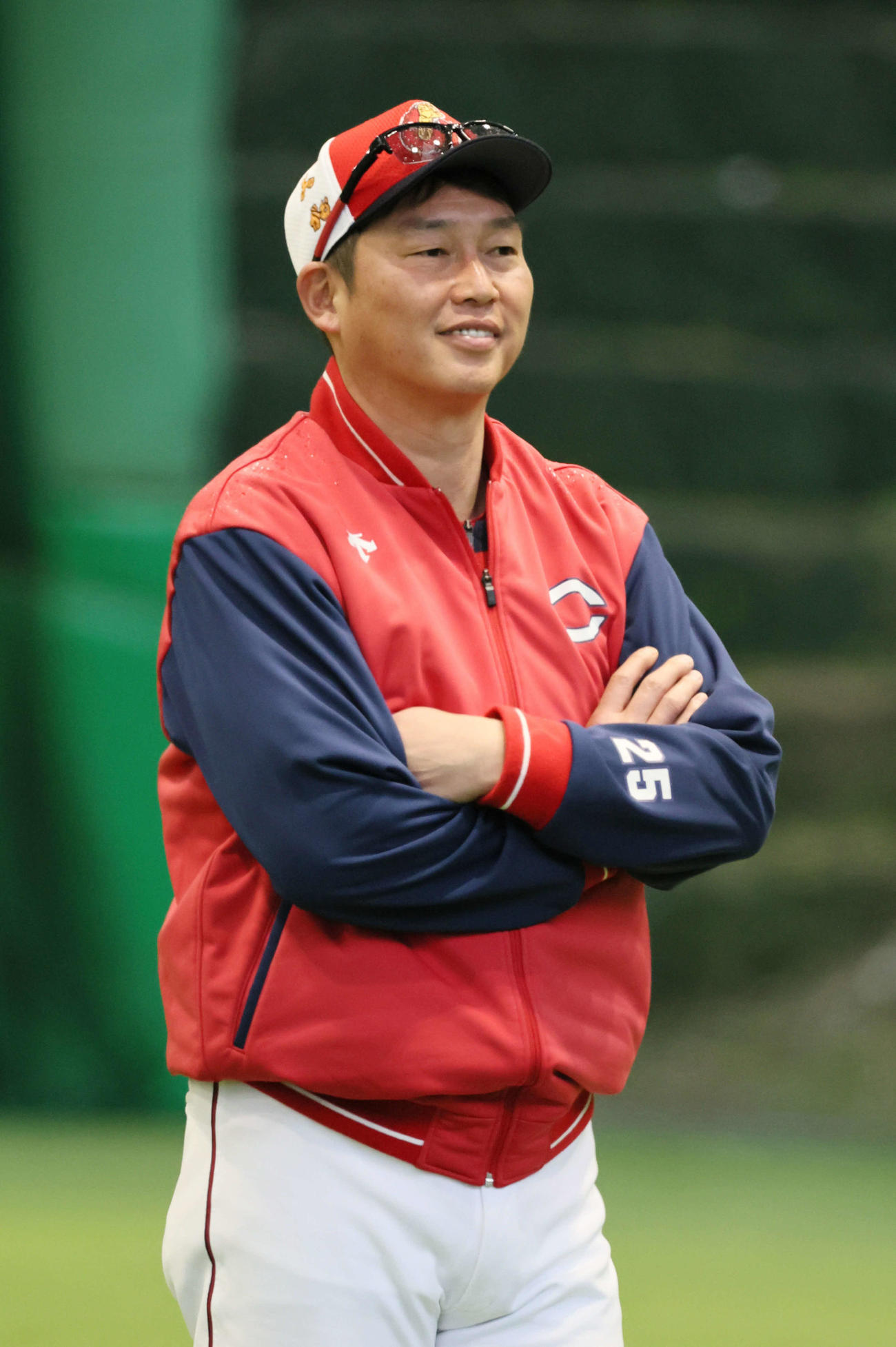 練習を見守る広島新井監督（撮影・加藤孝規）