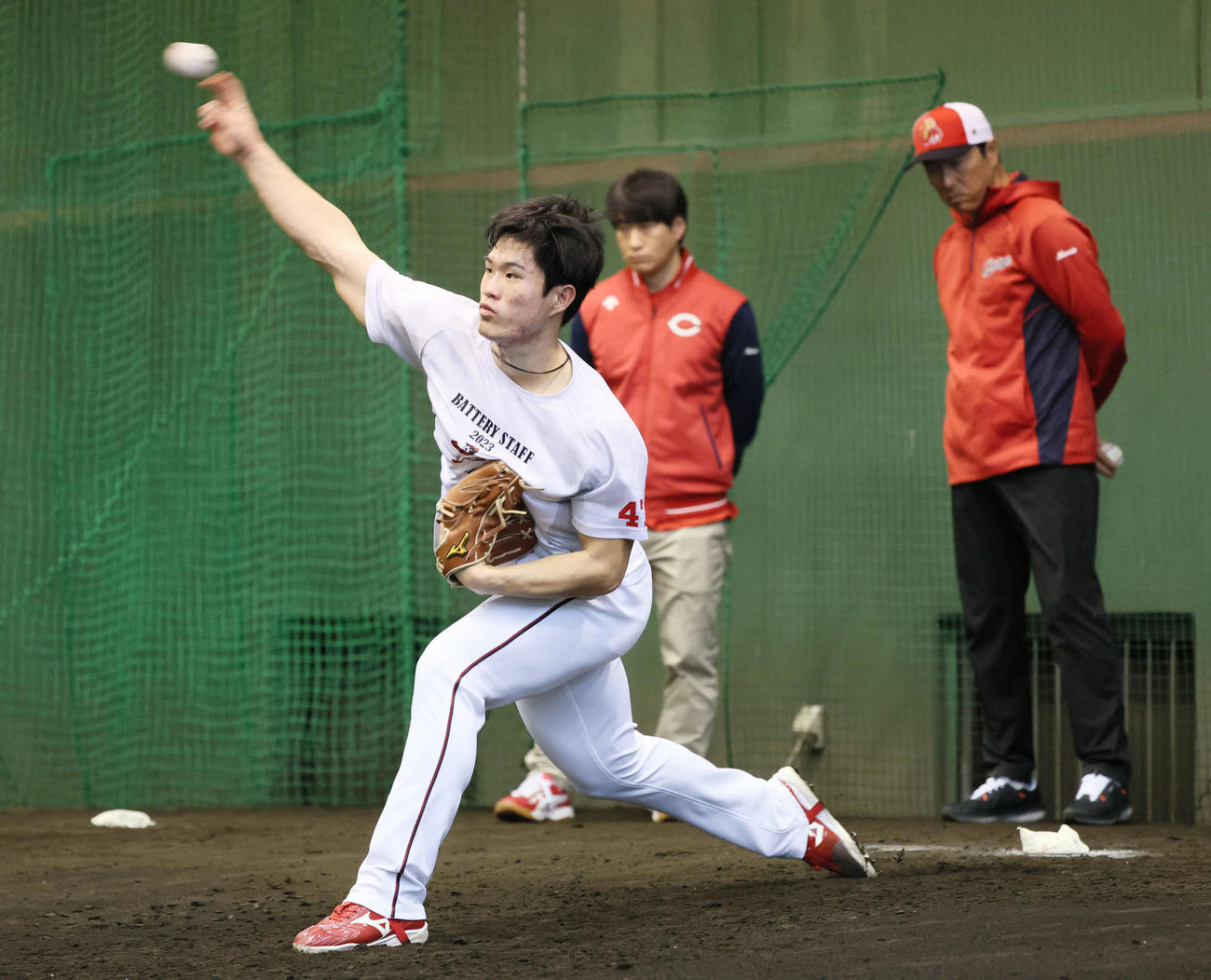ブルペンで投げる広島斉藤。右は黒田球団アドバイザー（撮影・加藤孝規）