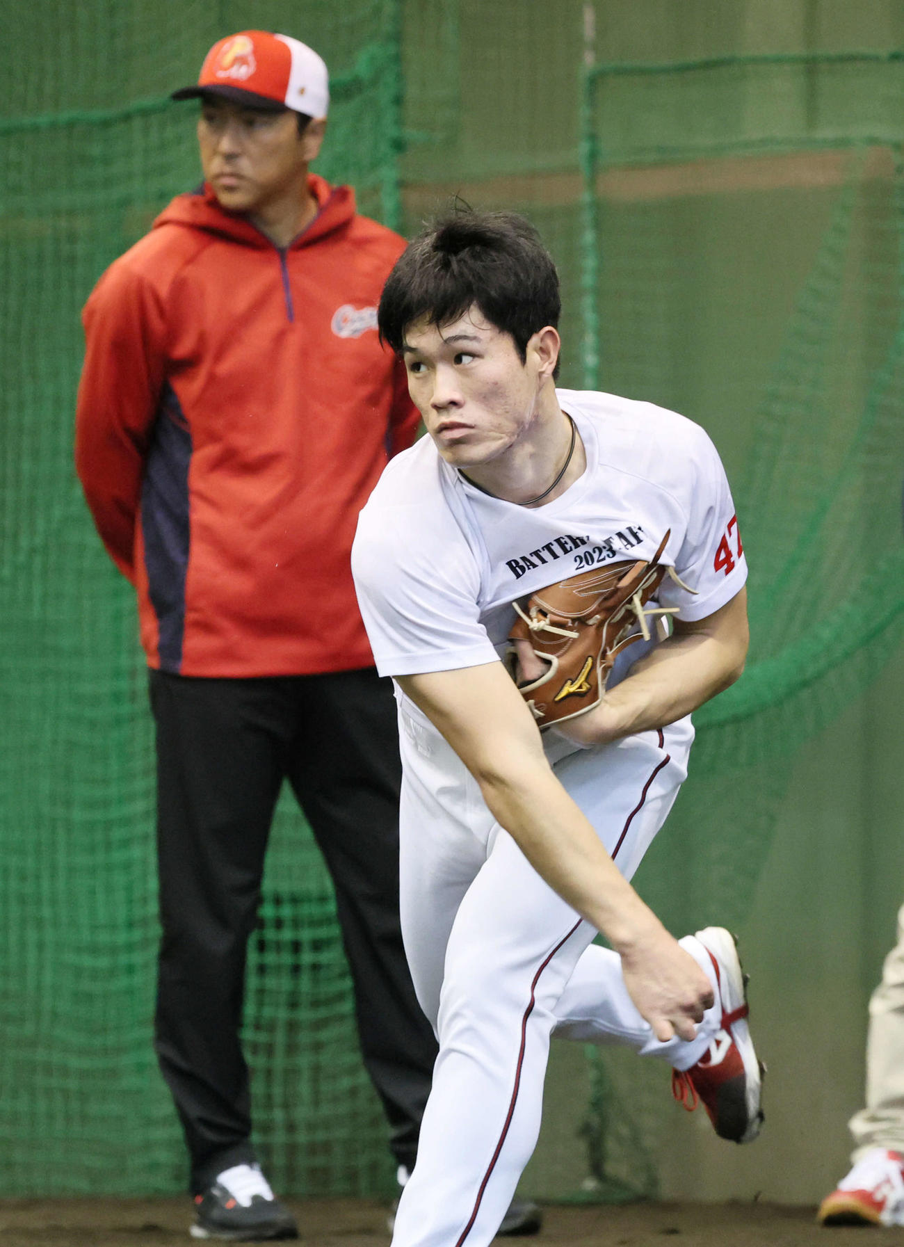 ブルペンで投げる広島斉藤。左は黒田球団アドバイザー（撮影・加藤孝規）