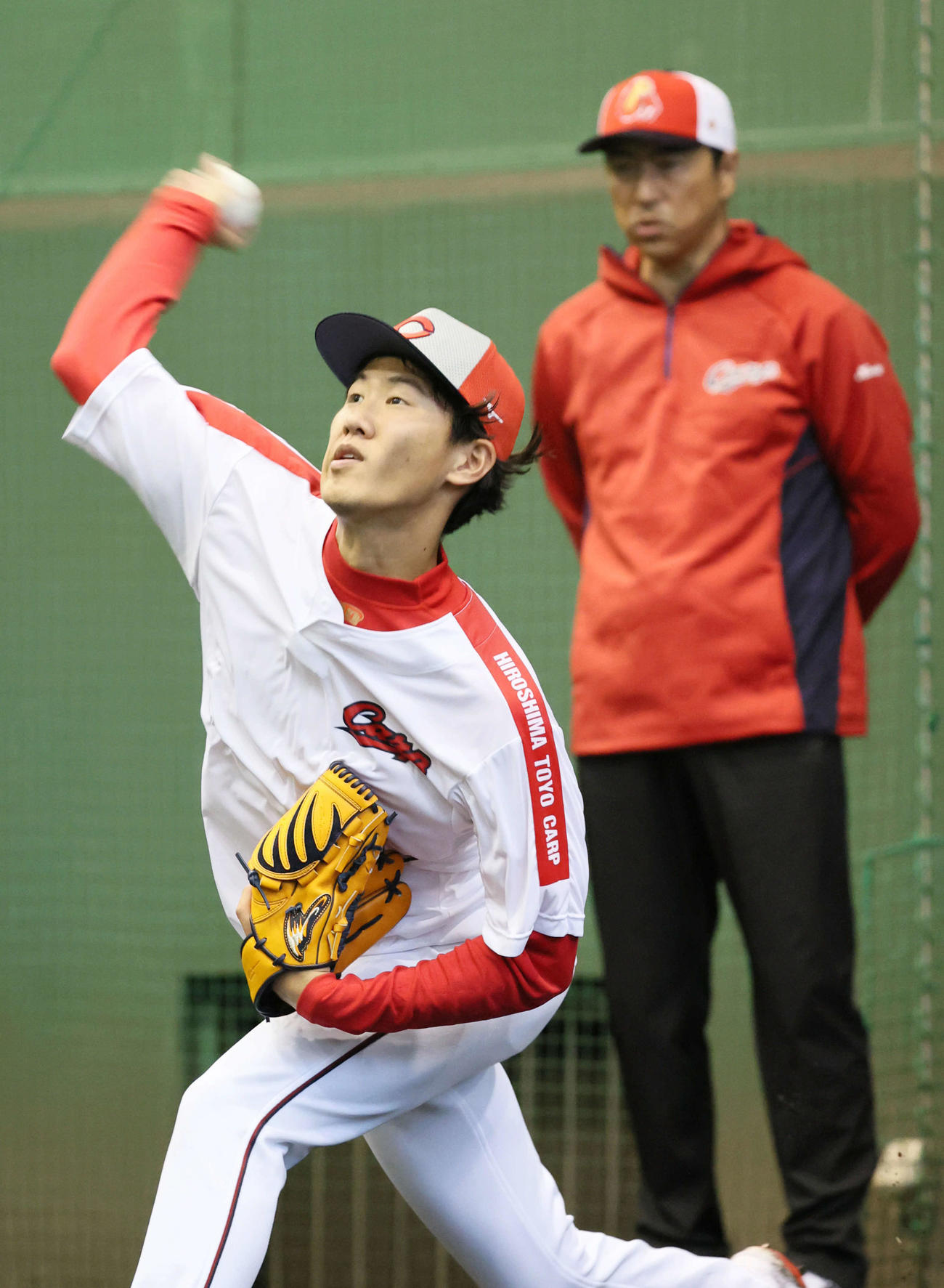黒田球団アドバイザーのアドバイスを受けながら投球する広島日高（撮影・加藤孝規）