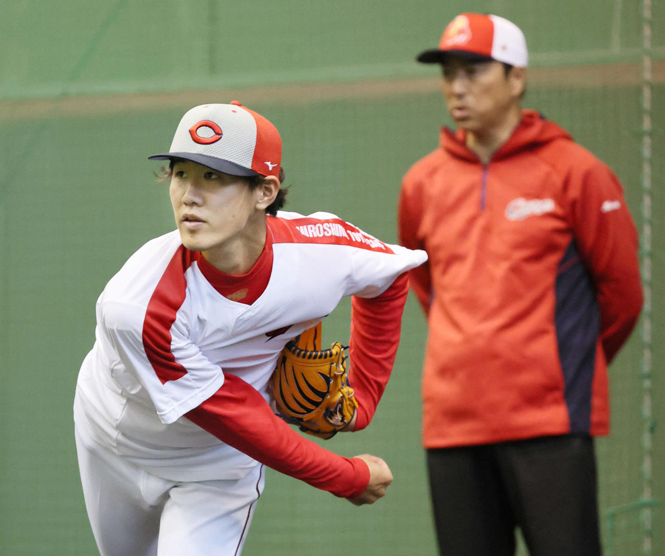 黒田球団アドバイザーのアドバイスを受けながら投球する広島日高（撮影・加藤孝規）