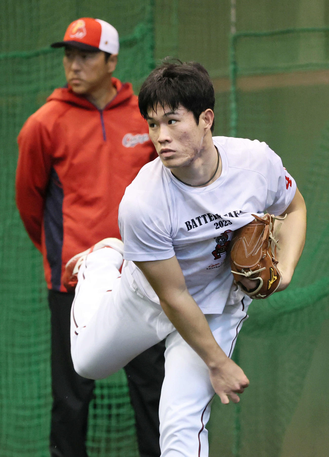ブルペンで投げる広島斉藤。左は黒田球団アドバイザー（撮影・加藤孝規）