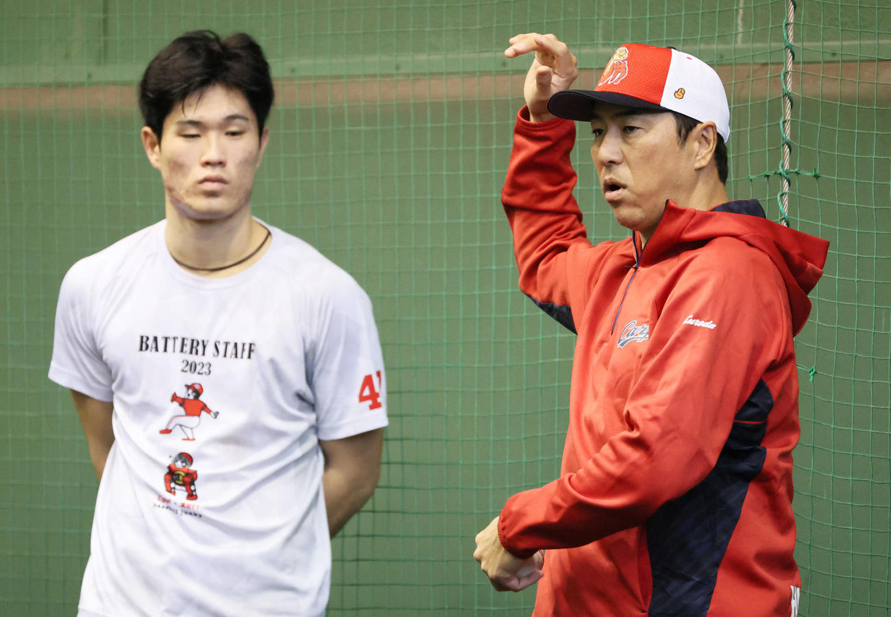 黒田球団アドバイザーのアドバイスを受ける広島斉藤（左）（撮影・加藤孝規）