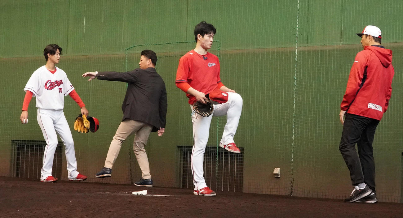 ブルペンで日高（左）を指導する松坂大輔氏（左から2人目）と斉藤（左から3人目）を指導する黒田球団アドバイザー