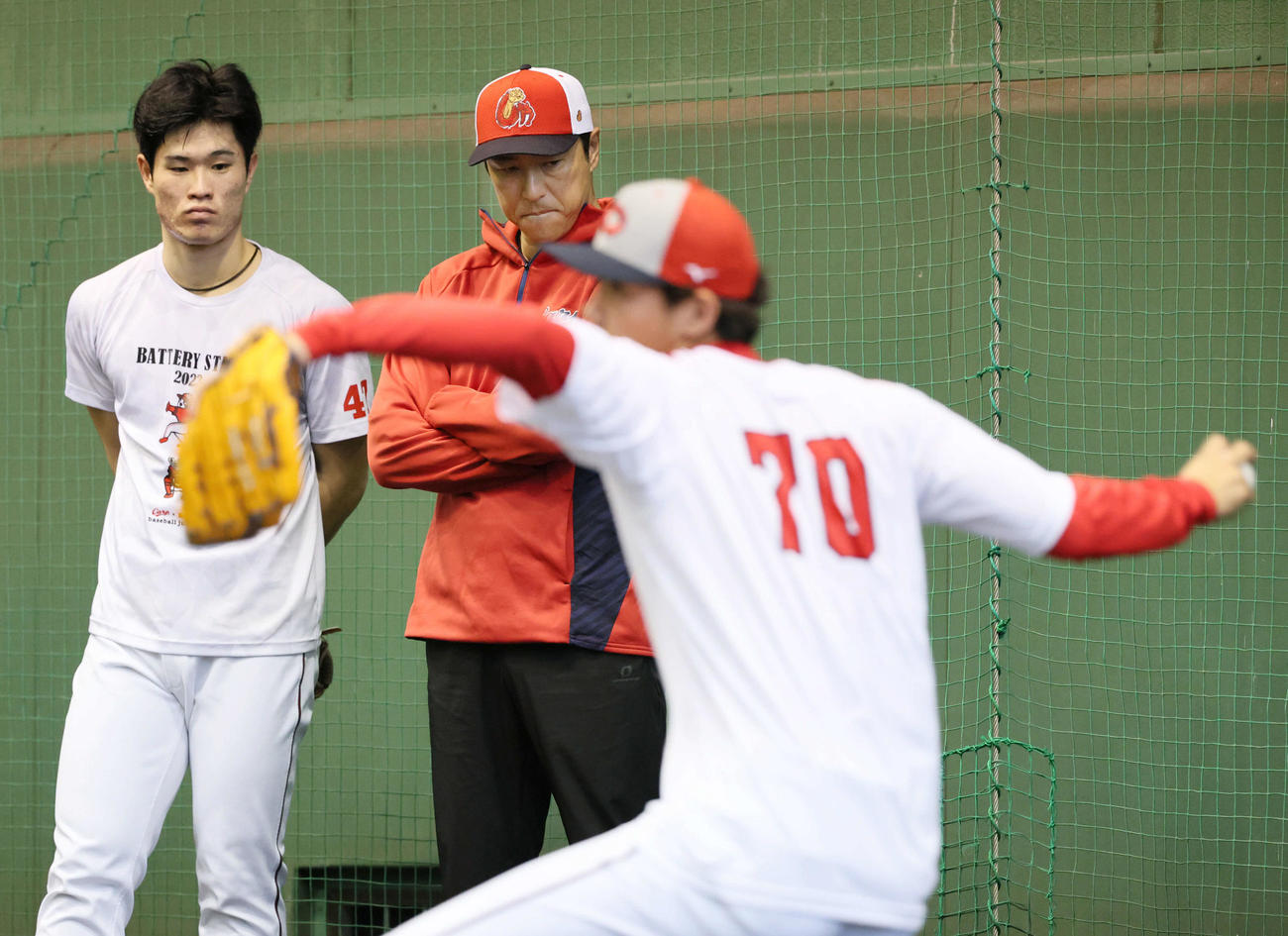 黒田球団アドバイザーのアドバイスを受ける日高（手前）と斉藤（左）（撮影・加藤孝規）