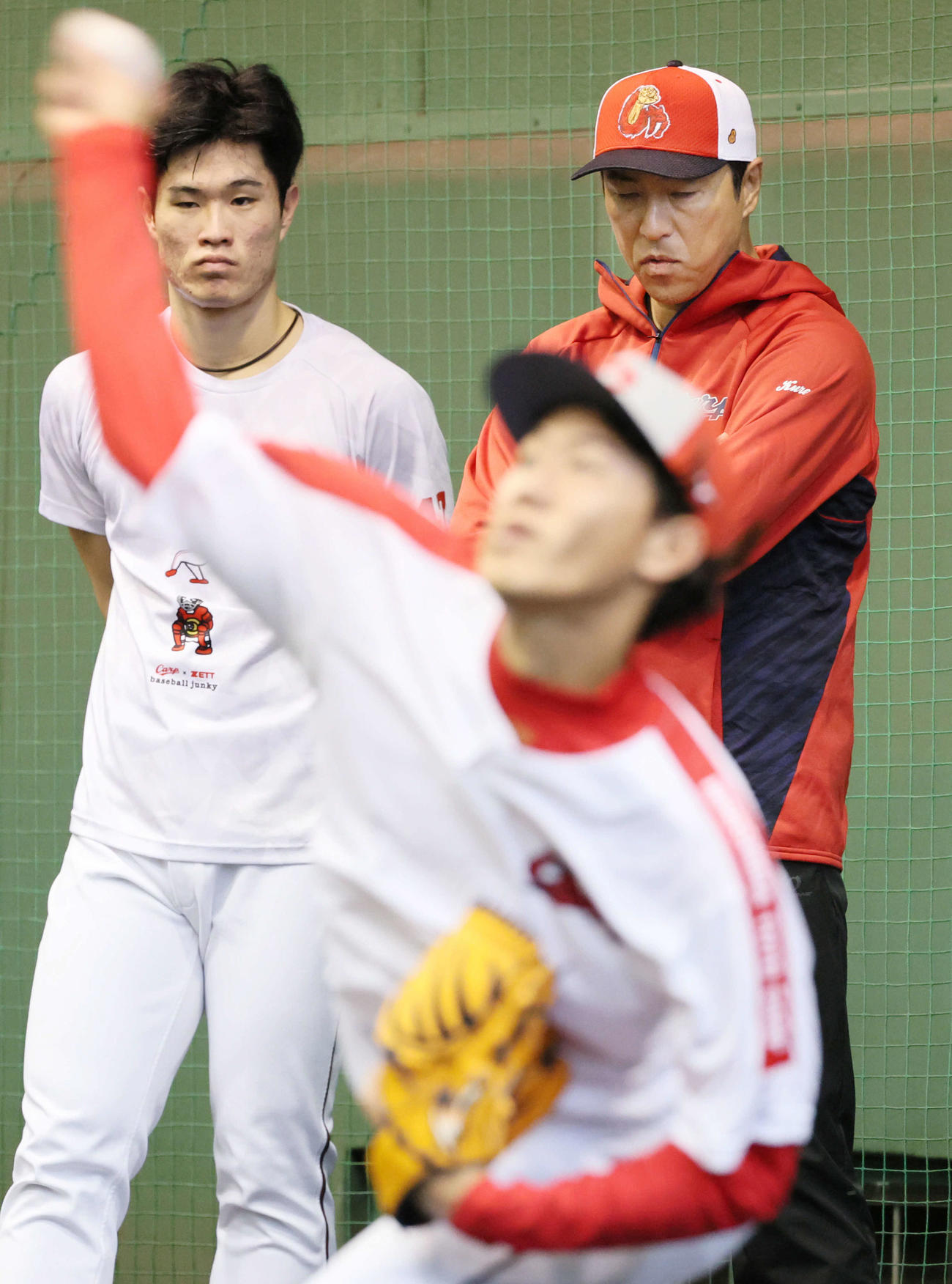 黒田球団アドバイザーのアドバイスを受ける日高（手前）と斉藤（左）（撮影・加藤孝規）