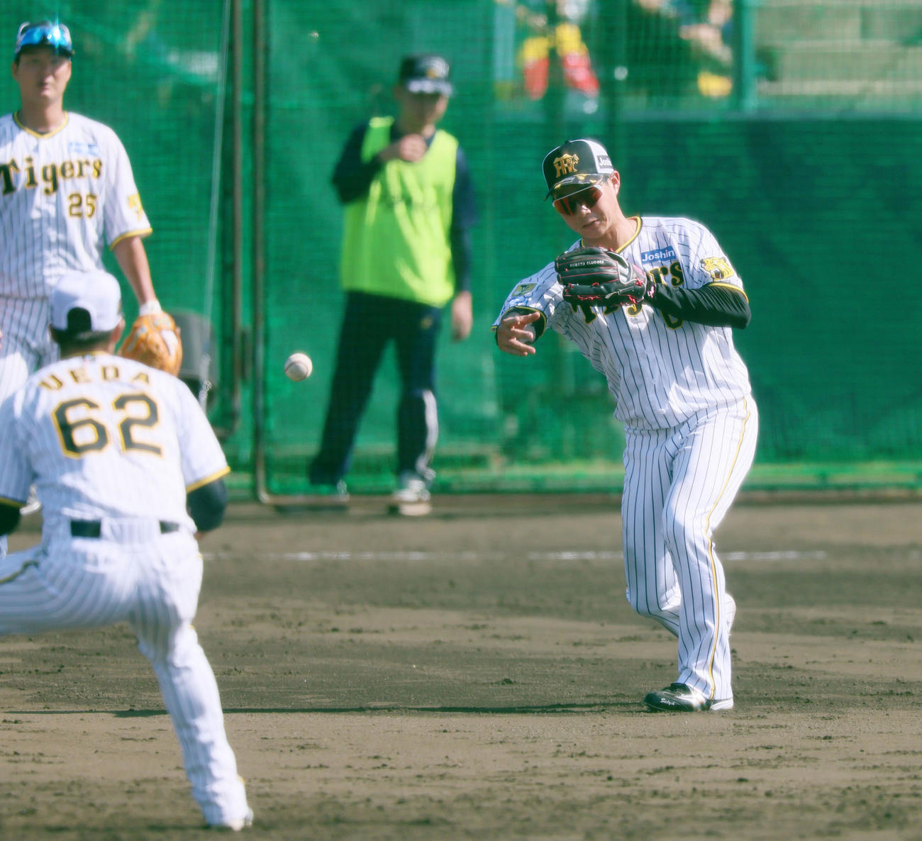 シートノックで二塁へ送球する木浪（撮影・加藤哉）