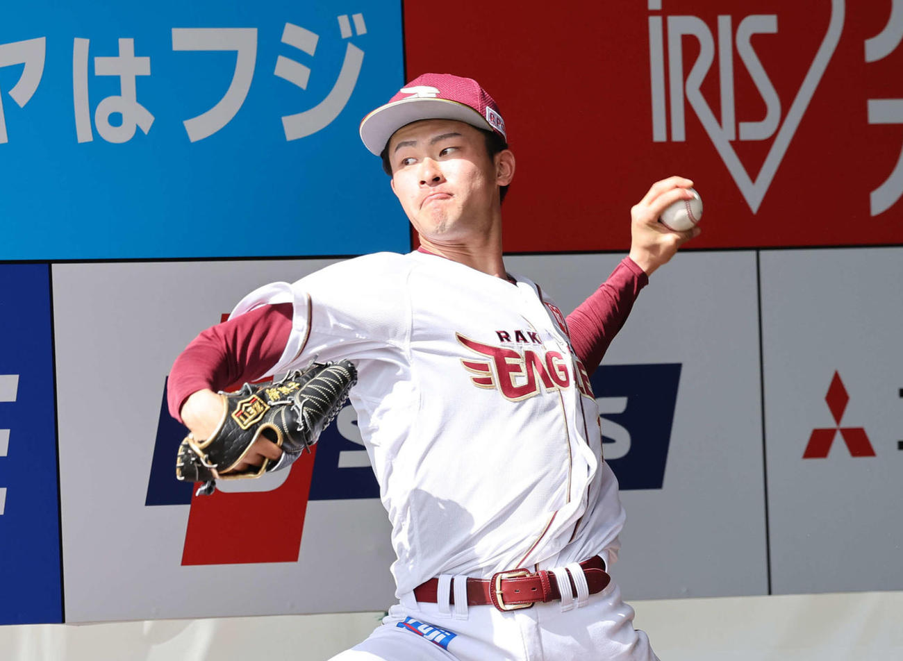 ブルペン投球する楽天古謝（撮影・鈴木正人）