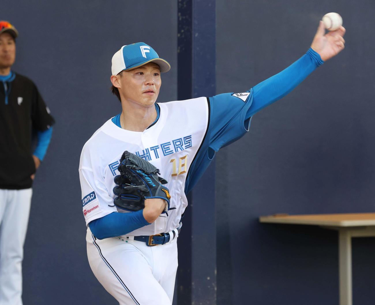 ブルペンで投球する日本ハム山崎（撮影・黒川智章）