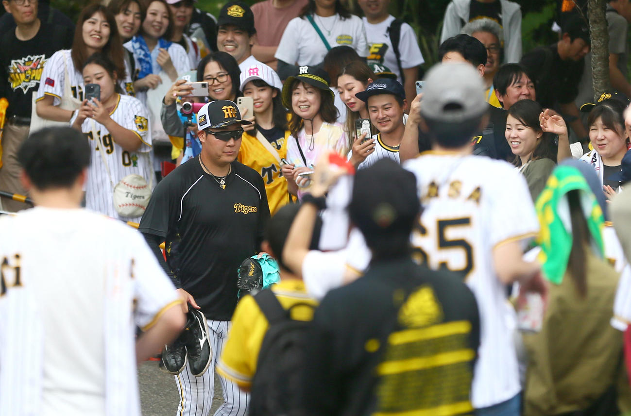 大勢のファンに囲まれる中を移動する阪神大山（撮影・上山淳一）