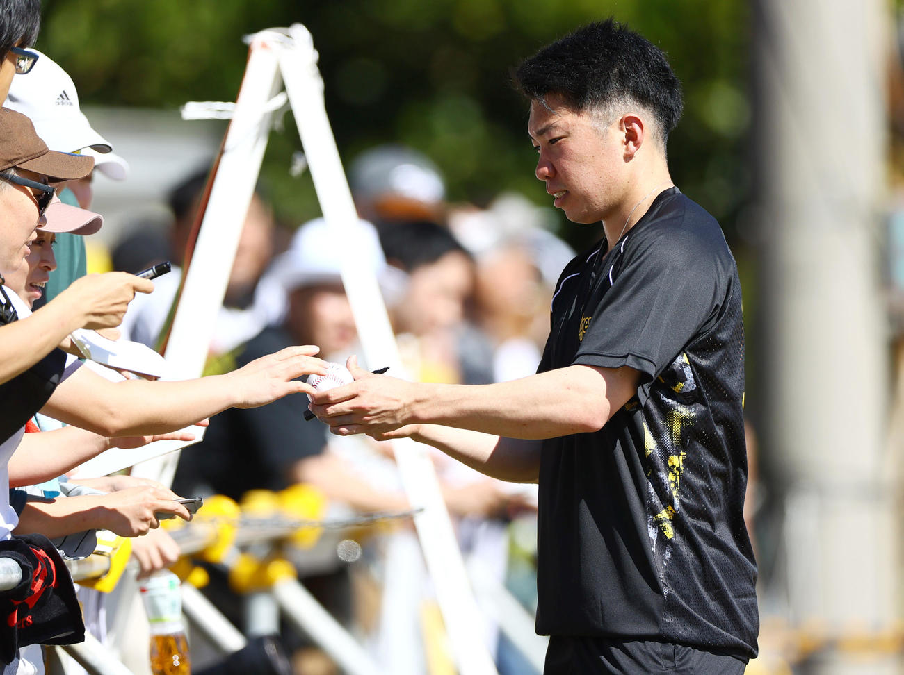 1日、ファンにサインする阪神石井