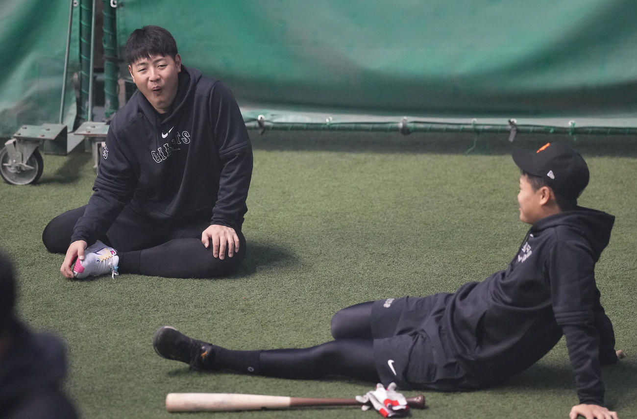 早出練習でストレッチする巨人岡本和。右は中山（撮影・鈴木みどり）
