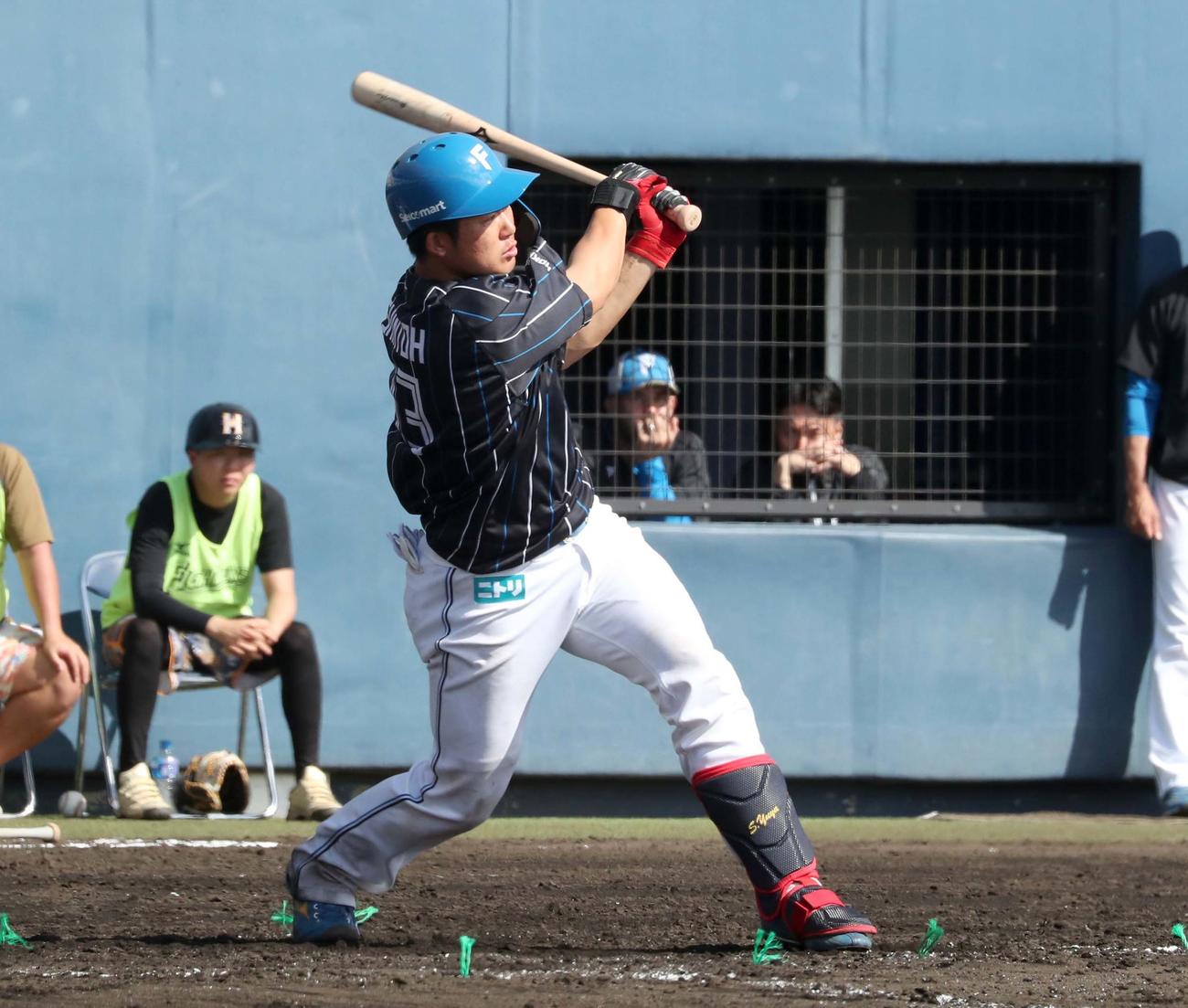 日本ハム紅白戦　4回表紅組1死二塁、左前打を放つ進藤（撮影・黒川智章）