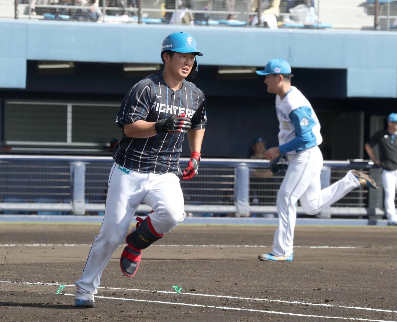 日本ハム紅白戦　4回表紅組1死二塁、左前打を放つ進藤（撮影・黒川智章）