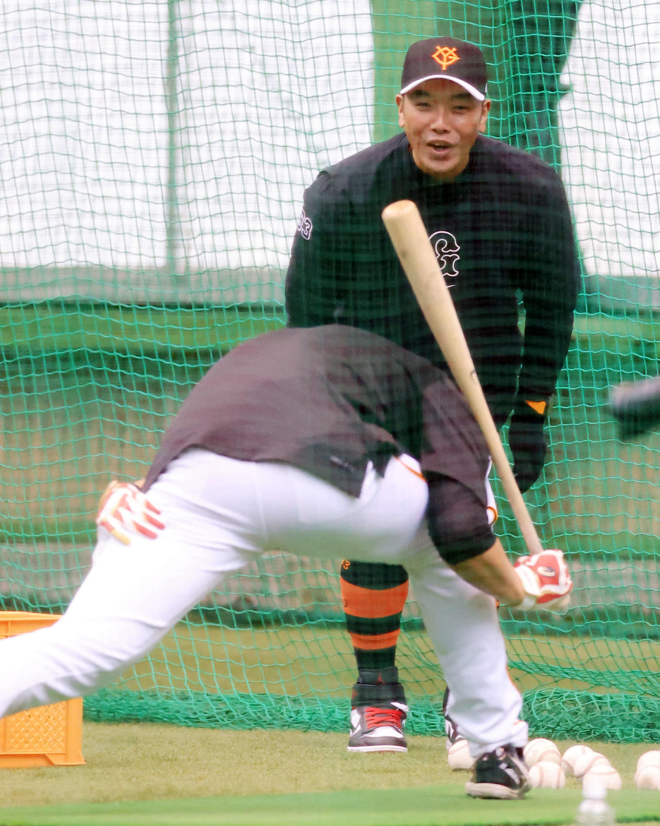巨人秋広（手前）を打撃練習で特訓する阿部監督（撮影・浅見桂子）
