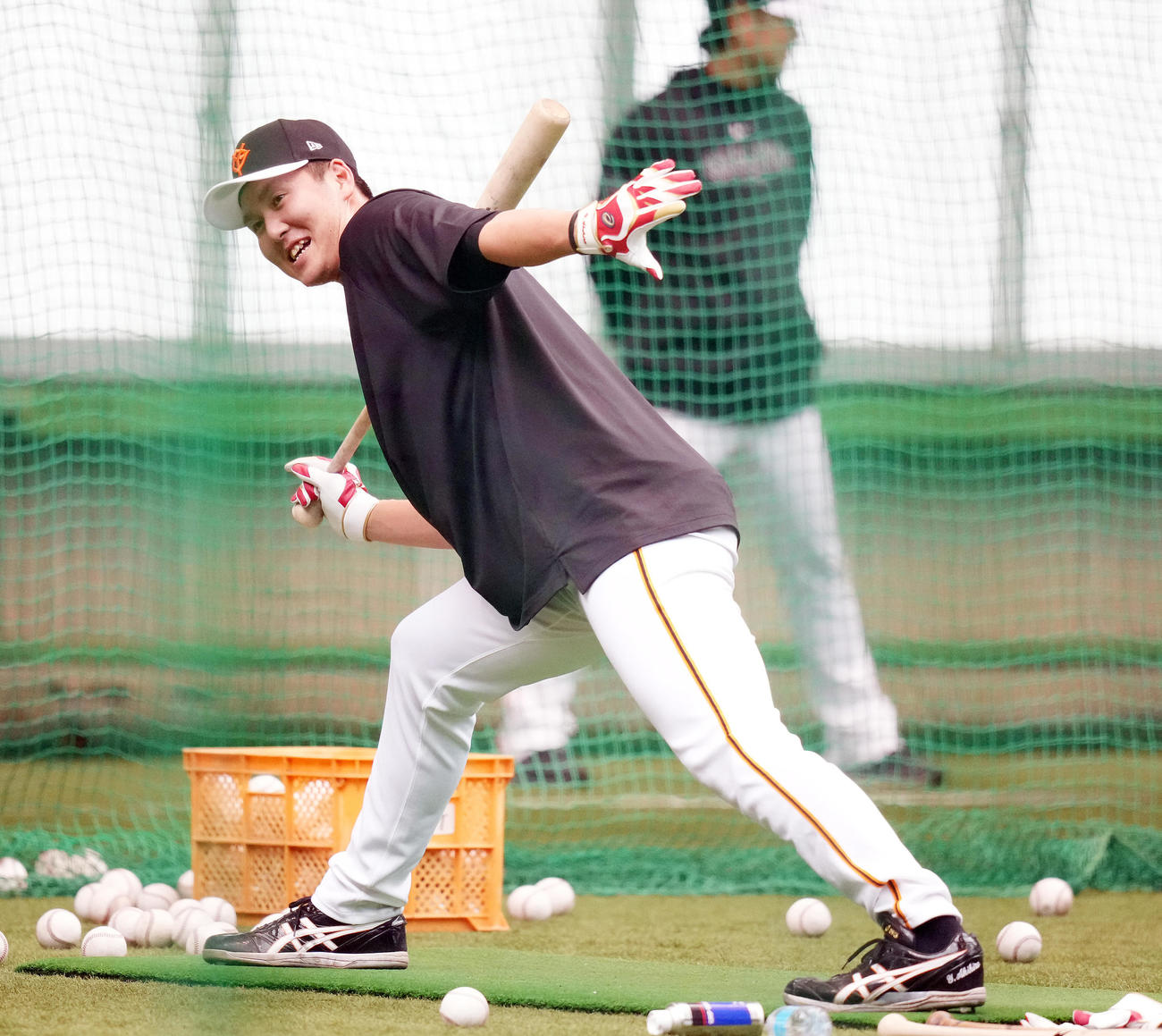 阿部監督から打撃指導を受ける巨人秋広（撮影・鈴木みどり）