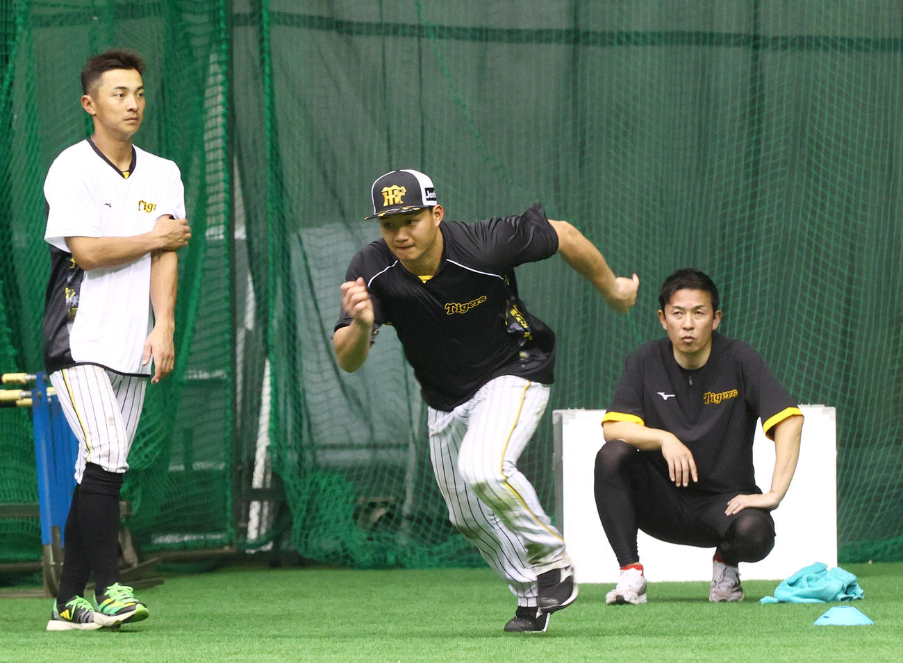 阪神森下（手前）は赤星臨時コーチ（右）が見守る中、ダッシュする。左は熊谷（撮影・上山淳一）