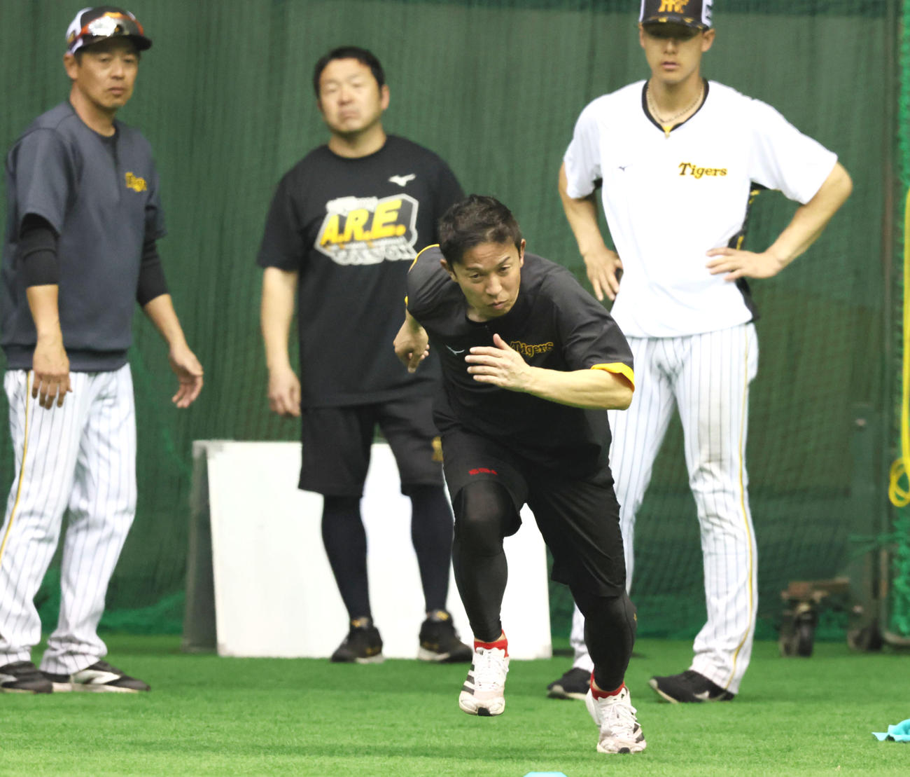 ドームへ場所を移して継続された走塁練習でナインに見本を見せる赤星臨時コーチ（撮影・加藤哉）