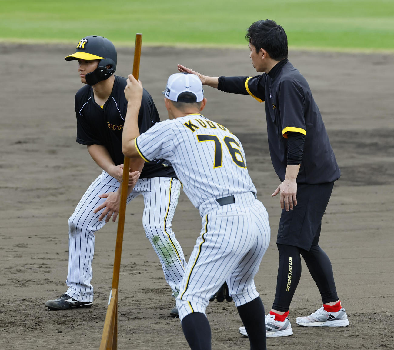 赤星臨時コーチ（右）の指導を受け、走塁練習をする森下（左）（撮影・藤尾明華）