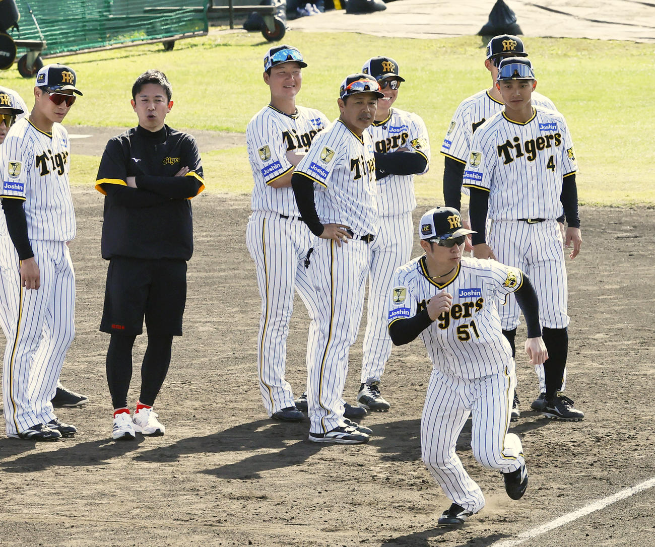 赤星臨時コーチ（左から2人目）が見つめる中、走塁練習をする中野（手前）（撮影・藤尾明華）