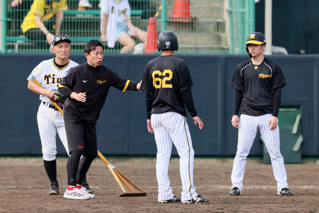 走塁練習を行う中野。左から2人目は赤星臨時コーチ（撮影・加藤哉）
