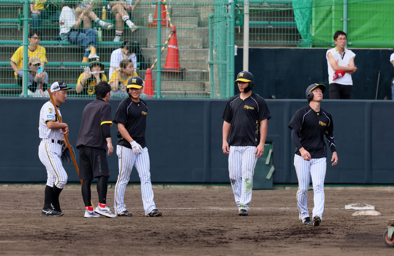 走塁練習を行う近本。左端から工藤コーチ、赤星臨時コーチ、中野、森下（撮影・加藤哉）