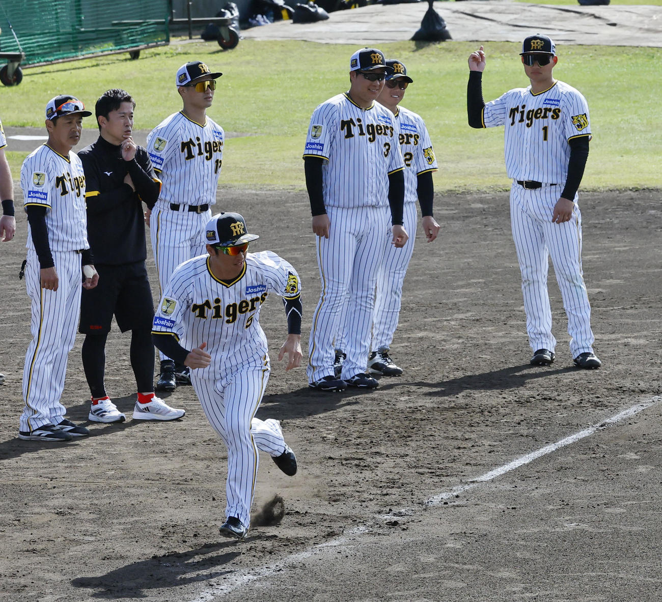 赤星臨時コーチ（左から2人目）が見つめる中、走塁練習をする近本（手前）（撮影・藤尾明華）