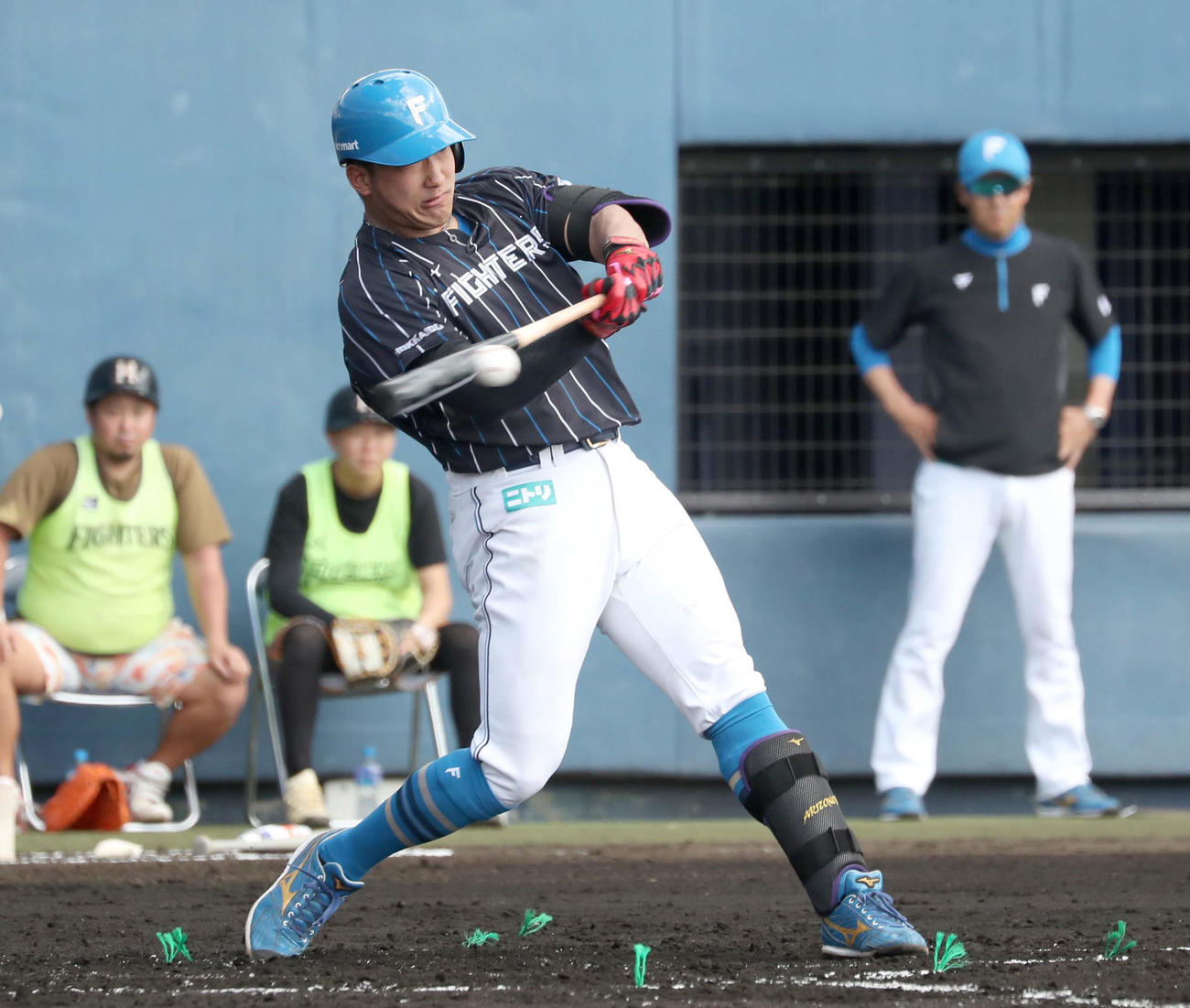 日本ハム紅白戦　2回表紅組無死、右中間に二塁打を放つ有薗（撮影・黒川智章）