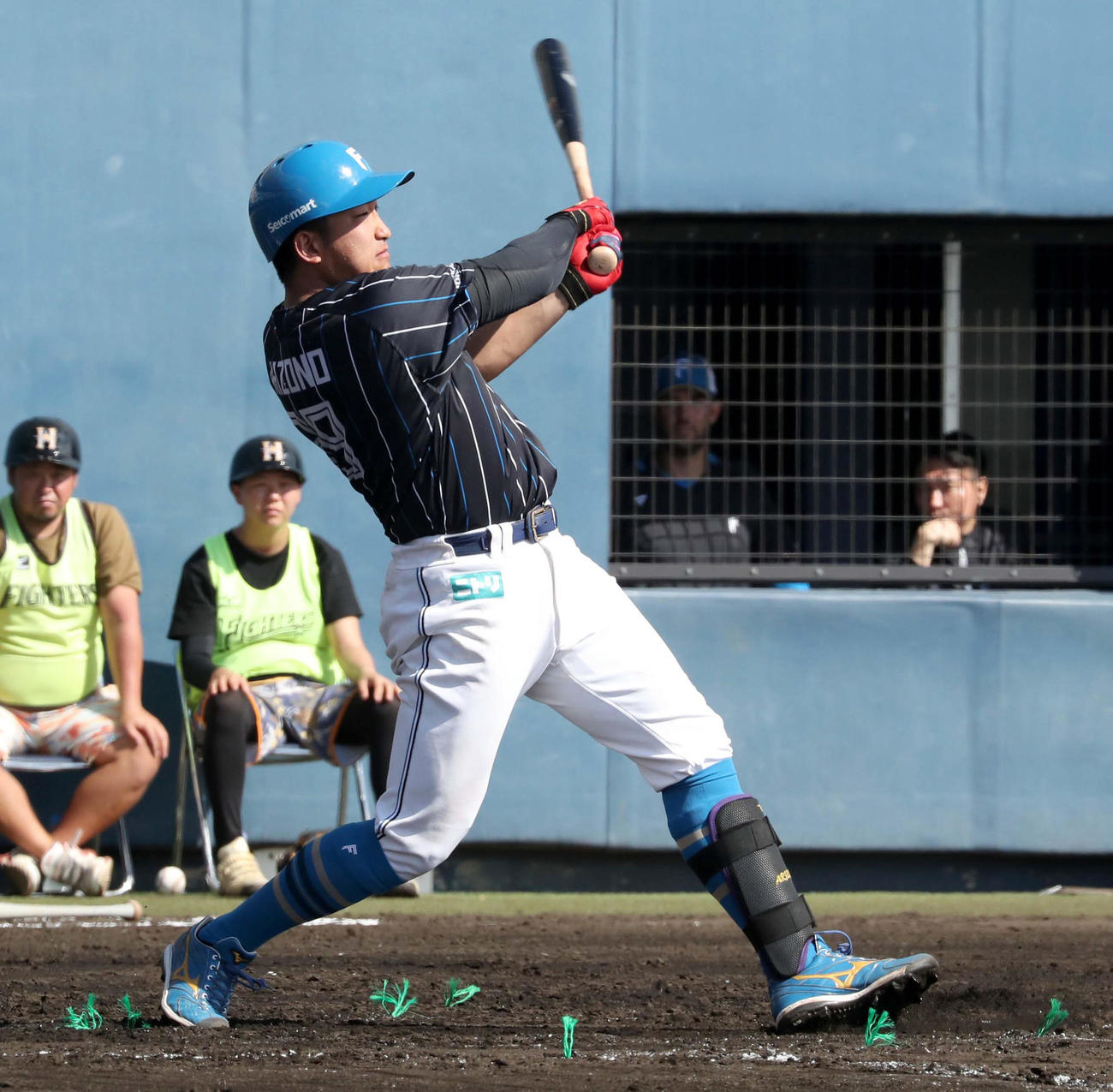 日本ハム紅白戦　4回表紅組無死、左越え本塁打を放つ有薗（撮影・黒川智章）