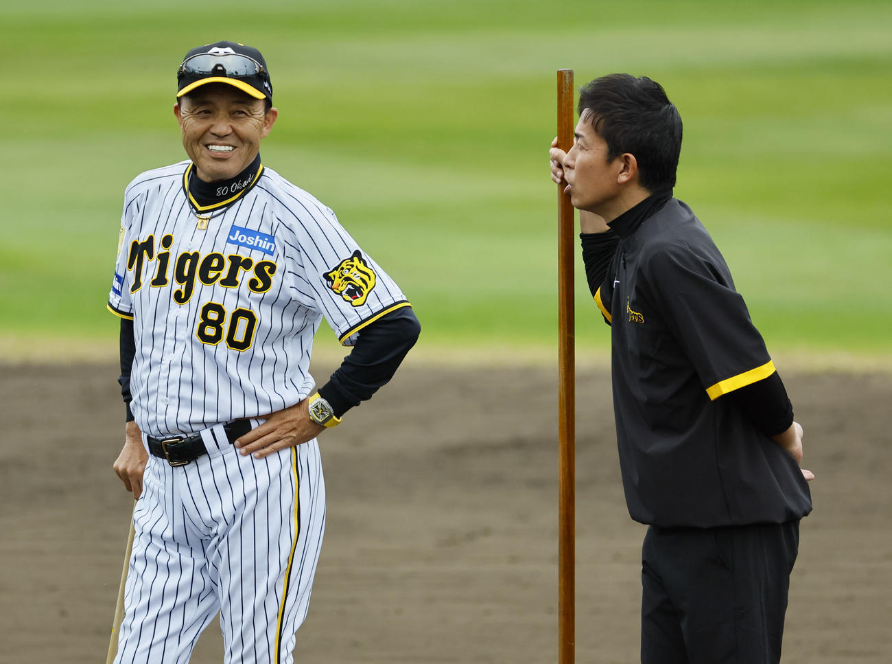 赤星臨時コーチ（右）と話をする岡田監督（撮影・藤尾明華）