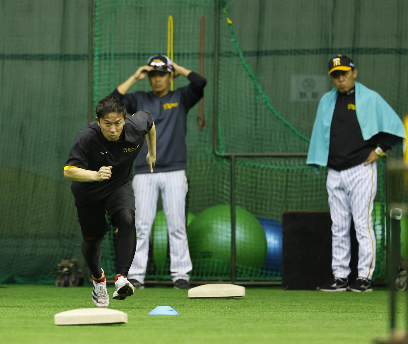 走塁指導する赤星臨時コーチ（左）。右は岡田監督（撮影・藤尾明華）