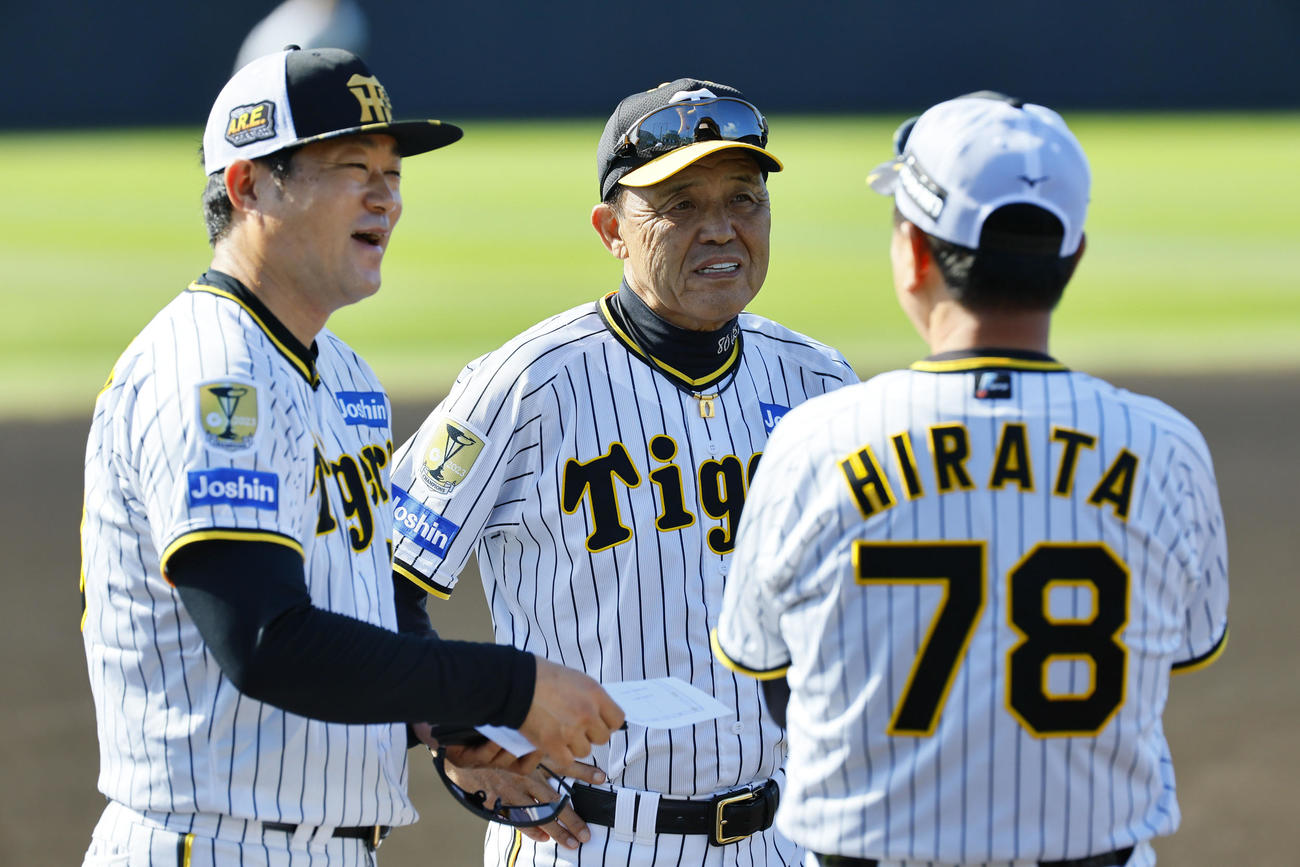 安藤投手コーチ　（左）らと話をする岡田監督（中央）（撮影・藤尾明華）