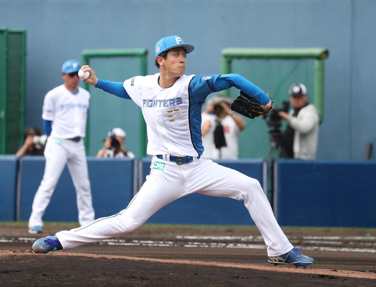 日本ハム紅白戦　白組先発の北山（撮影・黒川智章）