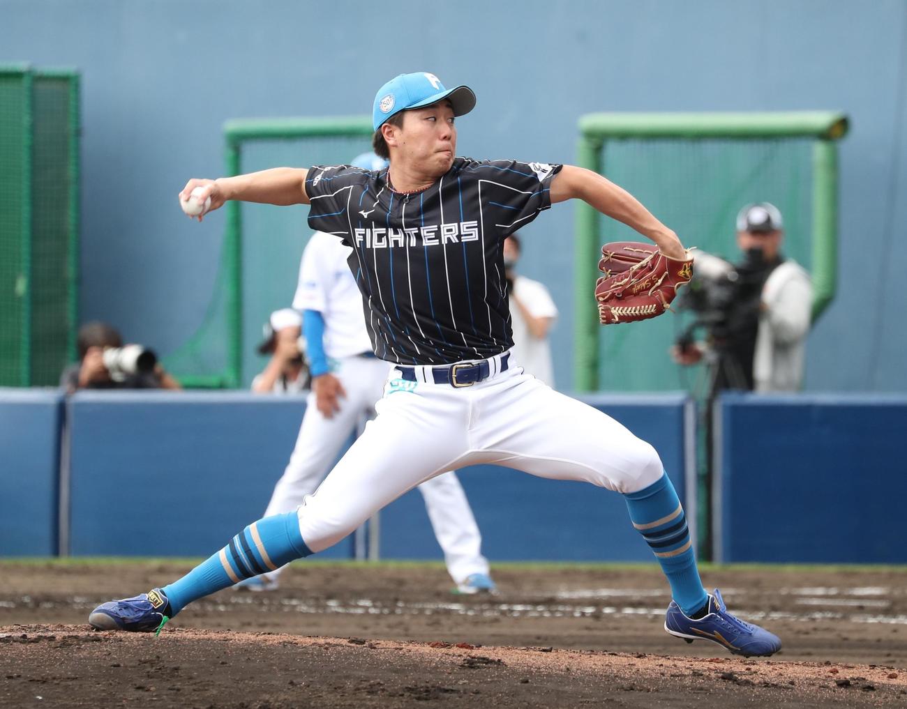 日本ハム紅白戦　6回に登板の紅組斉藤（撮影・黒川智章）