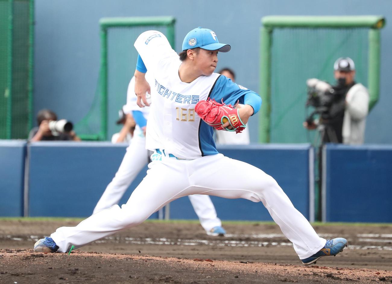日本ハム紅白戦　5回に登板の白組松岡（撮影・黒川智章）