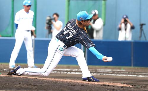 日本ハム紅白戦　紅組先発の鈴木（撮影・黒川智章）