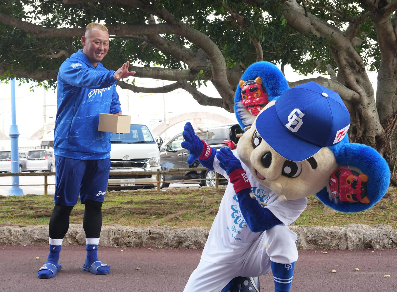 鬼役のドアラを相手に強めのスローイングで豆をまく中田（左）（撮影・森本幸一）