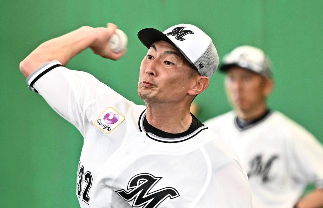 3日連続ブルペンで投球練習するロッテ二保（撮影・滝沢徹郎）