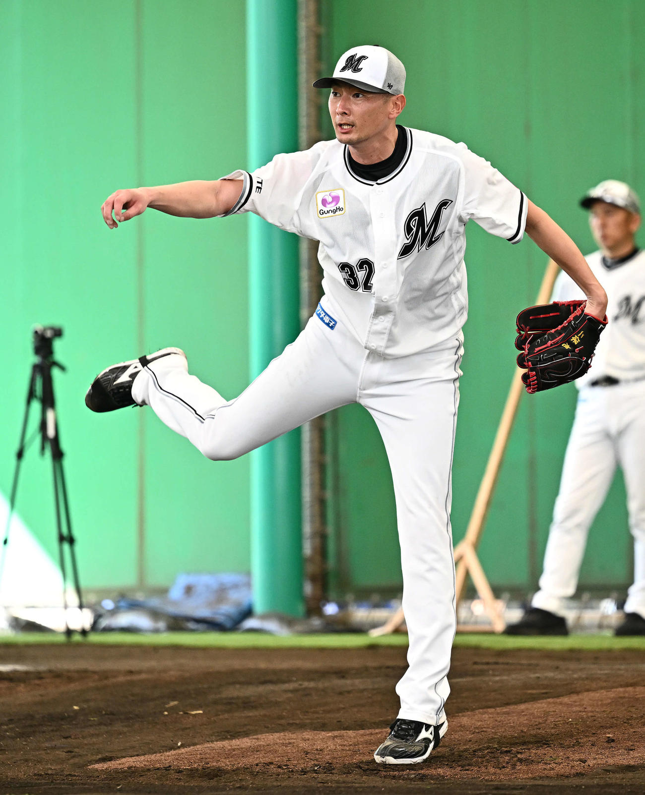 ブルペンで投球練習するロッテ二保（撮影・滝沢徹郎）