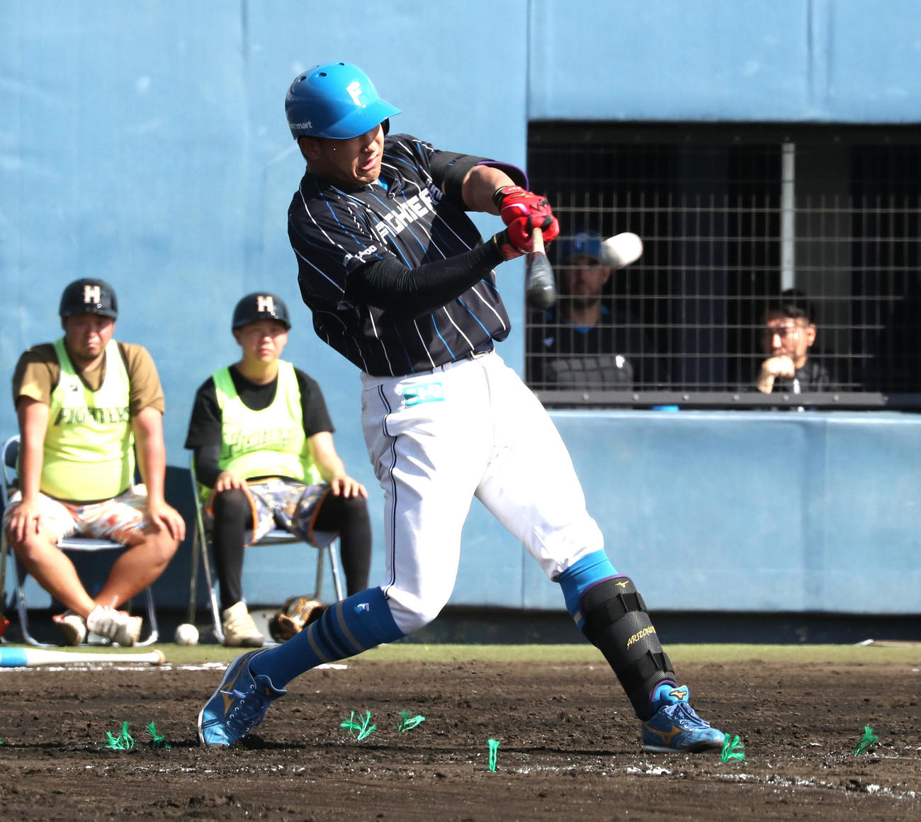 3日の日本ハム紅白戦　4回表紅組無死、左越え本塁打を放つ有薗（撮影・黒川智章）